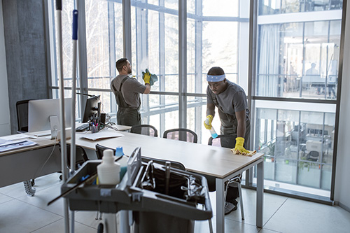 Nous proposons des services de nettoyage professionnels adaptés aux espaces commerciaux, industriels et résidentiels. Notre objectif est de garantir des environnements propres, sains et sécurisés pour vos employés et vos clients. Nous utilisons des techniques modernes et des produits de nettoyage adaptés à chaque type de surface et d’environnement. Nos équipes qualifiées respectent des protocoles stricts afin d’assurer une qualité constante et fiable. Que ce soit pour un entretien régulier, un nettoyage en profondeur ou une désinfection spécialisée, nous adaptons nos prestations à vos besoins spécifiques. L’hygiène est essentielle pour l’image de votre entreprise ainsi que pour le bien-être de vos collaborateurs. Nos services contribuent à améliorer la productivité, à réduire les risques sanitaires et à renforcer votre image professionnelle auprès de vos clients. Nous intervenons avec rigueur, efficacité et discrétion afin de garantir votre satisfaction.