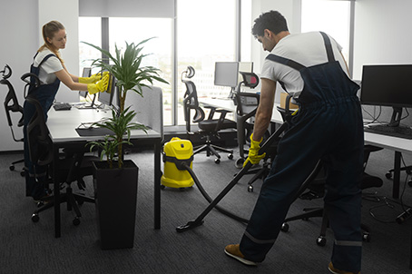 Nous proposons des services de nettoyage professionnels adaptés aux espaces commerciaux, industriels et résidentiels. Notre objectif est de garantir des environnements propres, sains et sécurisés pour vos employés et vos clients. Nous utilisons des techniques modernes et des produits de nettoyage adaptés à chaque type de surface et d’environnement. Nos équipes qualifiées respectent des protocoles stricts afin d’assurer une qualité constante et fiable. Que ce soit pour un entretien régulier, un nettoyage en profondeur ou une désinfection spécialisée, nous adaptons nos prestations à vos besoins spécifiques. L’hygiène est essentielle pour l’image de votre entreprise ainsi que pour le bien-être de vos collaborateurs. Nos services contribuent à améliorer la productivité, à réduire les risques sanitaires et à renforcer votre image professionnelle auprès de vos clients. Nous intervenons avec rigueur, efficacité et discrétion afin de garantir votre satisfaction.