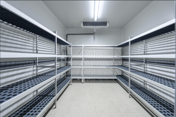 Nous proposons des solutions complètes de réfrigération professionnelle conçues pour garantir la conservation optimale de vos produits dans toutes les conditions. Notre expertise couvre l’installation de chambres froides performantes équipées de systèmes mono-block assurant stabilité, efficacité et fiabilité sur le long terme. Que ce soit pour de petites unités commerciales ou de grandes installations industrielles, nous adaptons chaque projet aux besoins spécifiques de votre activité. L’efficacité énergétique est au cœur de nos solutions afin de réduire vos coûts d’exploitation tout en maintenant des performances de refroidissement optimales. Nous veillons également au respect strict des normes d’hygiène et de sécurité en vigueur dans le secteur. En plus de l’installation, nous proposons des services de maintenance et d’assistance technique pour assurer un fonctionnement continu et limiter les interruptions. Nos solutions s’adressent aux commerces, restaurants, hôtels et entreprises de distribution alimentaire. Elles permettent d’améliorer la chaîne du froid, de prolonger la durée de conservation des produits et d’assurer la qualité des marchandises jusqu’au client final.